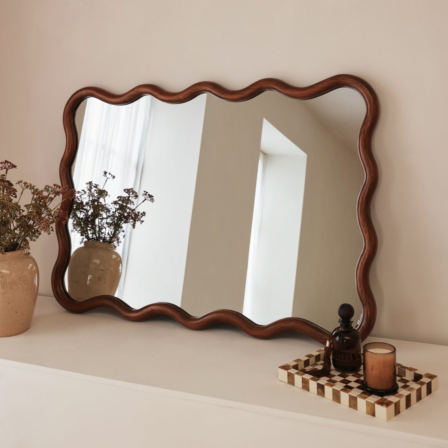 Marea - Specchio da parete retrò ondulato in legno scuro 100 cm x 70 cm