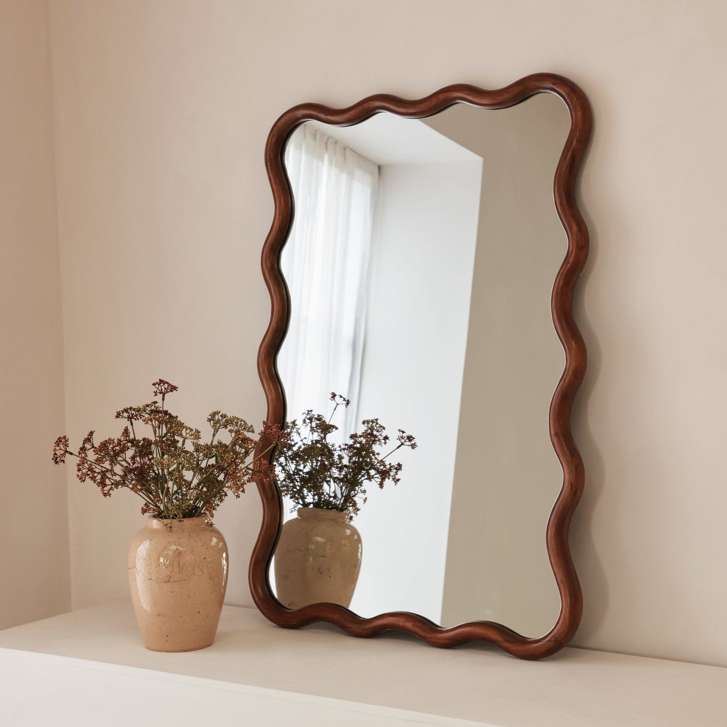Marea - Specchio da parete retrò ondulato in legno scuro 100 cm x 70 cm