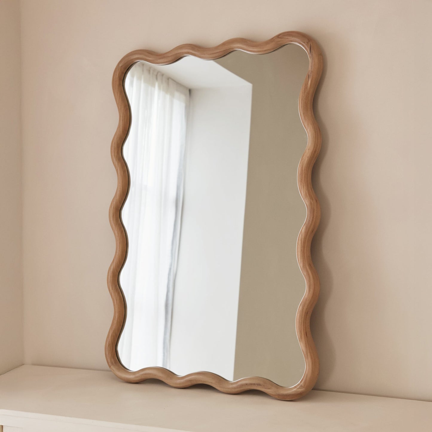 Marea - Specchio da parete retrò ondulato in legno chiaro 100 cm x 70 cm