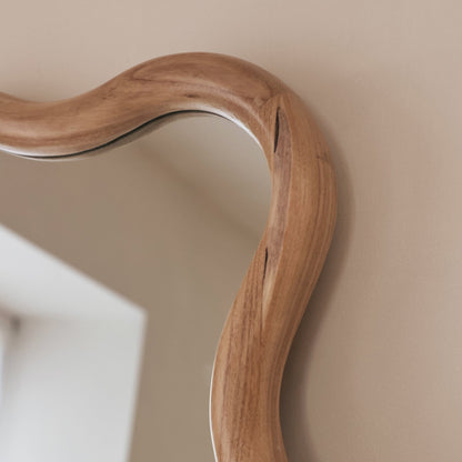 Marea - Specchio da parete retrò ondulato in legno chiaro 100 cm x 70 cm