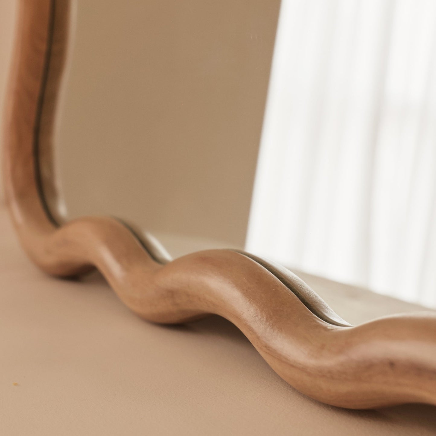 Marea - Specchio da parete retrò ondulato in legno chiaro 100 cm x 70 cm