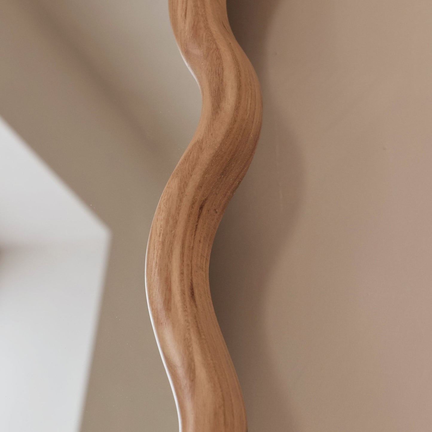 Marea - Specchio da parete retrò ondulato in legno chiaro 100 cm x 70 cm