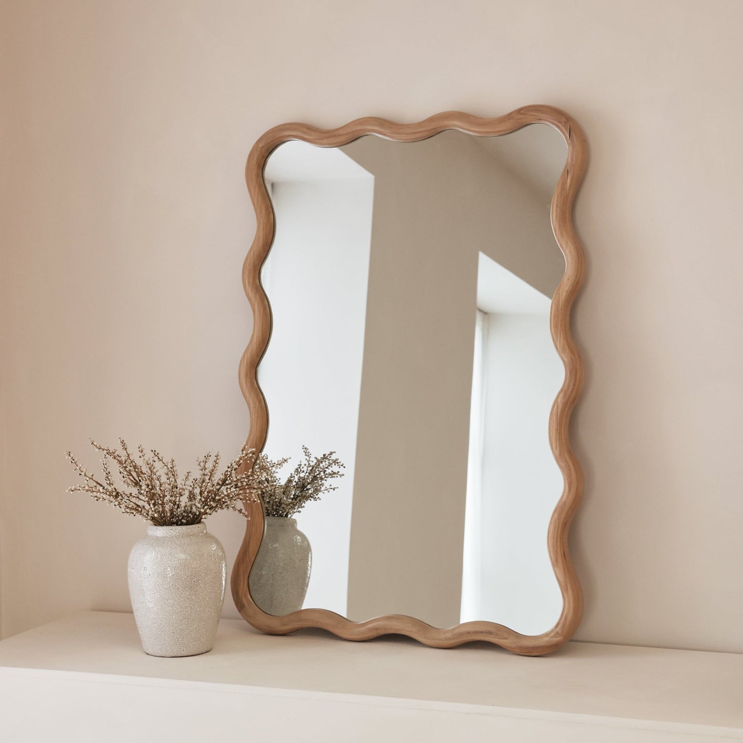 Marea - Specchio da parete retrò ondulato in legno chiaro 100 cm x 70 cm
