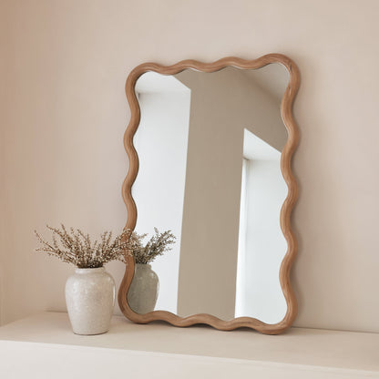 Marea - Specchio da parete retrò ondulato in legno chiaro 100 cm x 70 cm