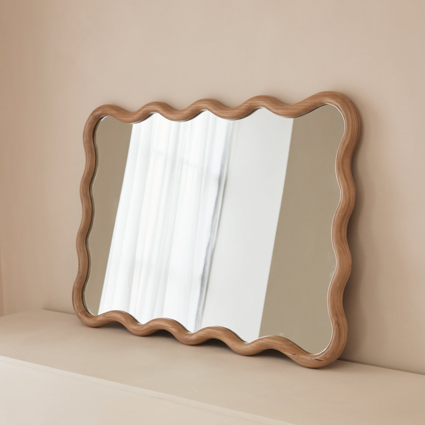 Marea - Specchio da parete retrò ondulato in legno chiaro 100 cm x 70 cm