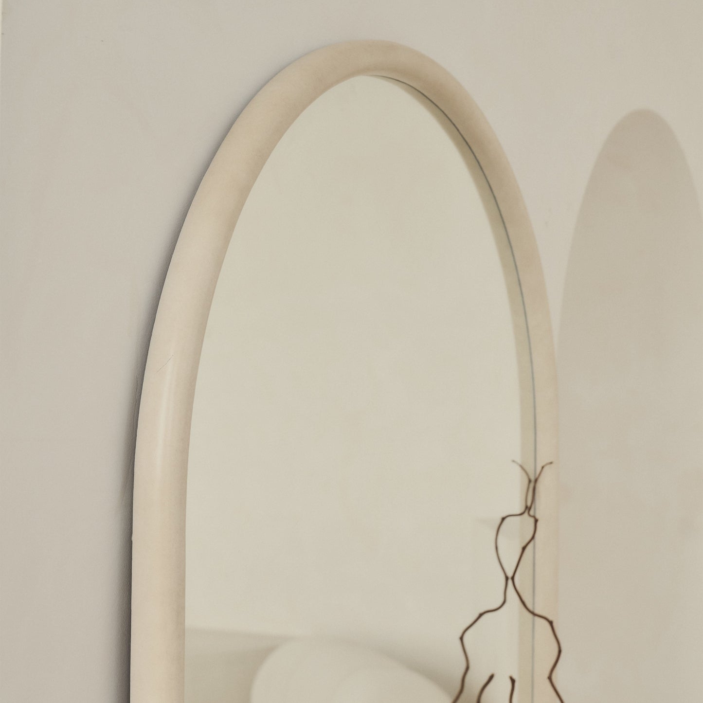 Amora - Grande specchio ad arco a figura intera in cemento 190 cm x 100 cm