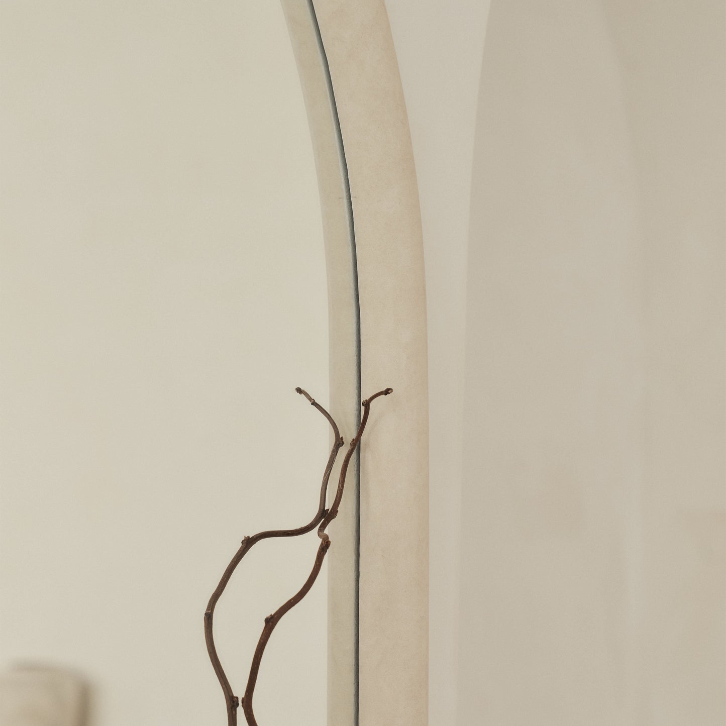 Amora - Grande specchio ad arco a figura intera in cemento 190 cm x 100 cm