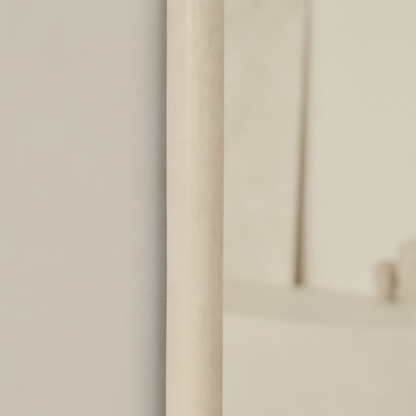 Amora - Grande specchio ad arco a figura intera in cemento 190 cm x 100 cm