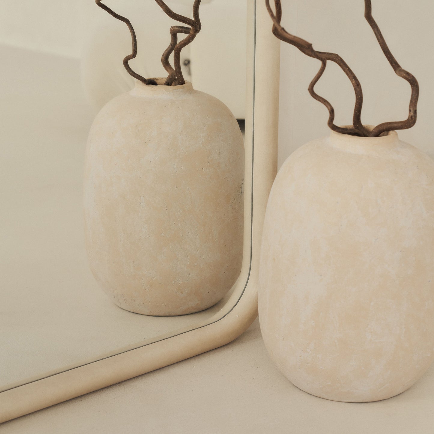 Amora - Grande specchio ad arco a figura intera in cemento 190 cm x 100 cm