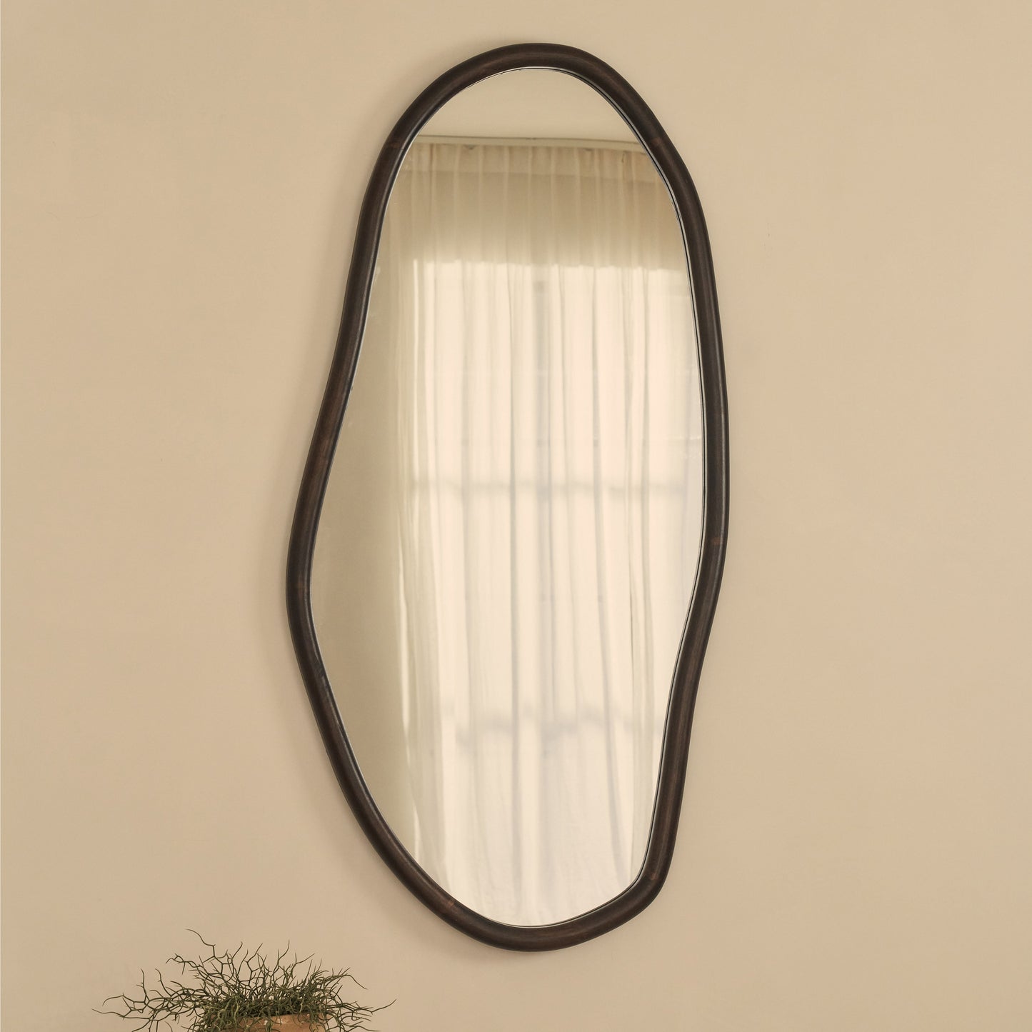 Aaliyah - Specchio da parete irregolare in legno scuro 150 cm x 75 cm