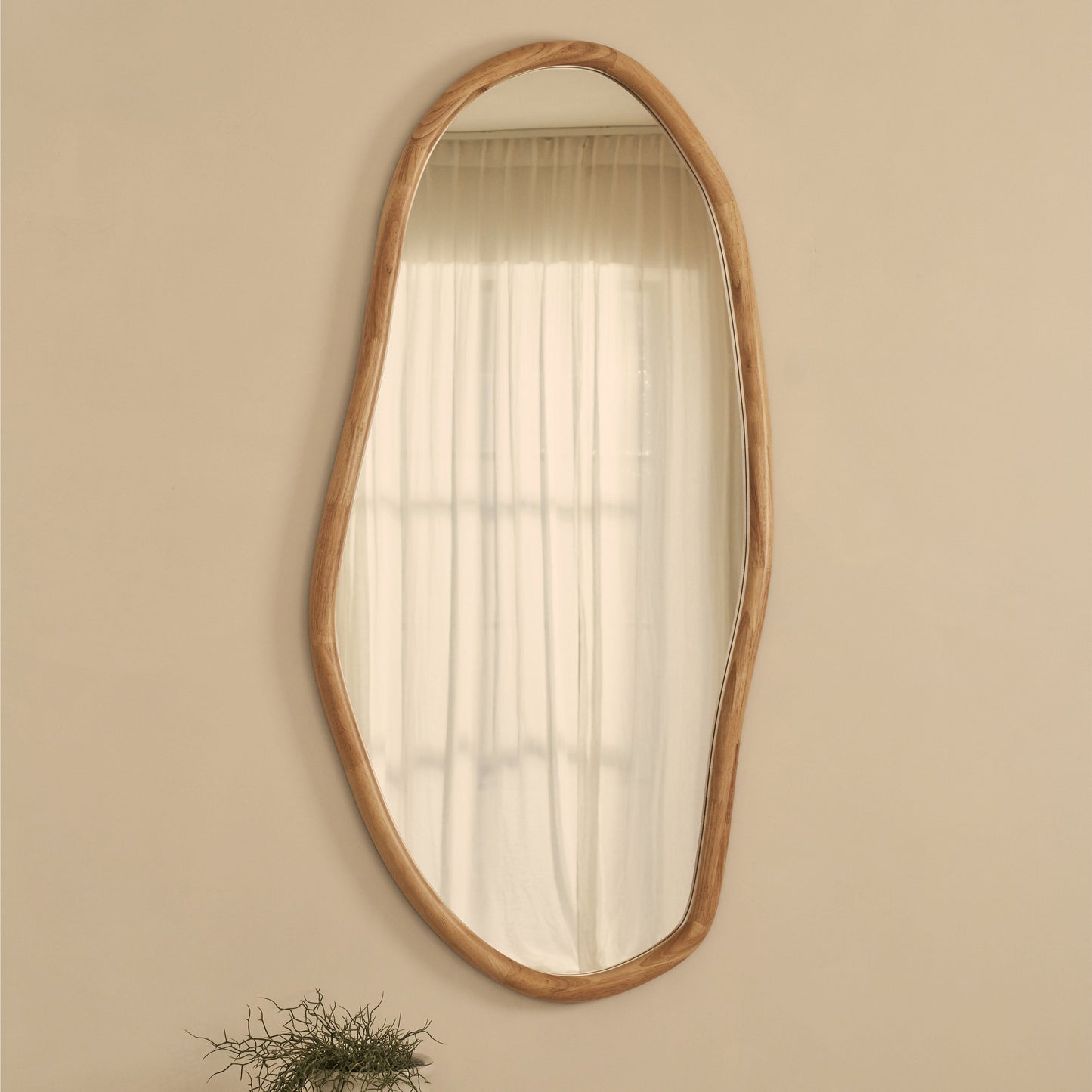 Aaliyah - Specchio da parete irregolare in legno chiaro 150 cm x 75 cm