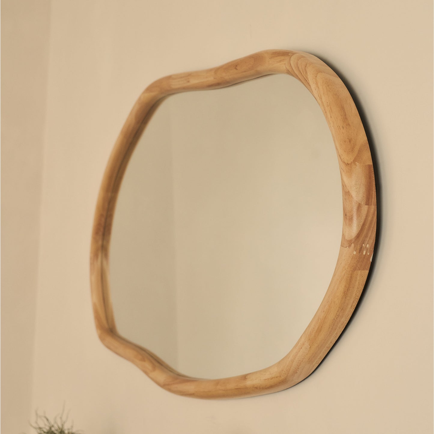 Aaliyah - Specchio da parete irregolare in legno chiaro 150 cm x 75 cm