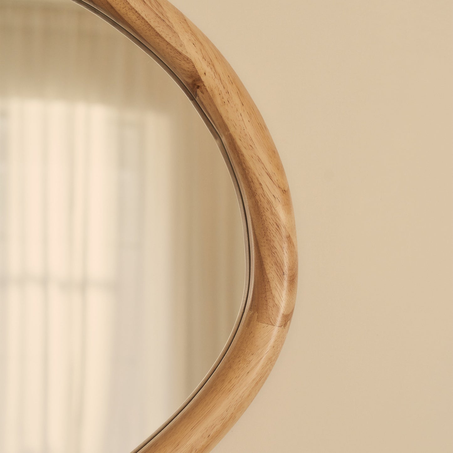 Aaliyah - Specchio da parete irregolare in legno chiaro 150 cm x 75 cm