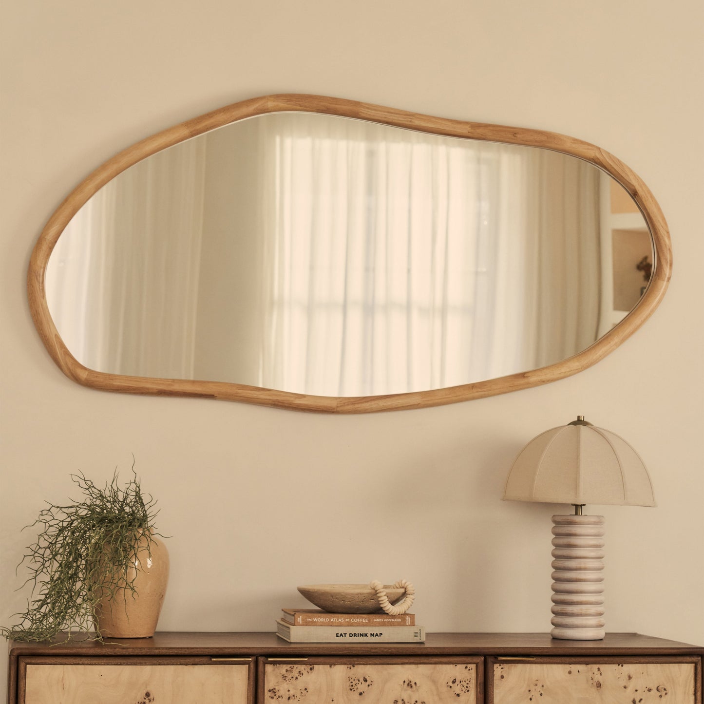 Aaliyah - Specchio da parete irregolare in legno chiaro 150 cm x 75 cm
