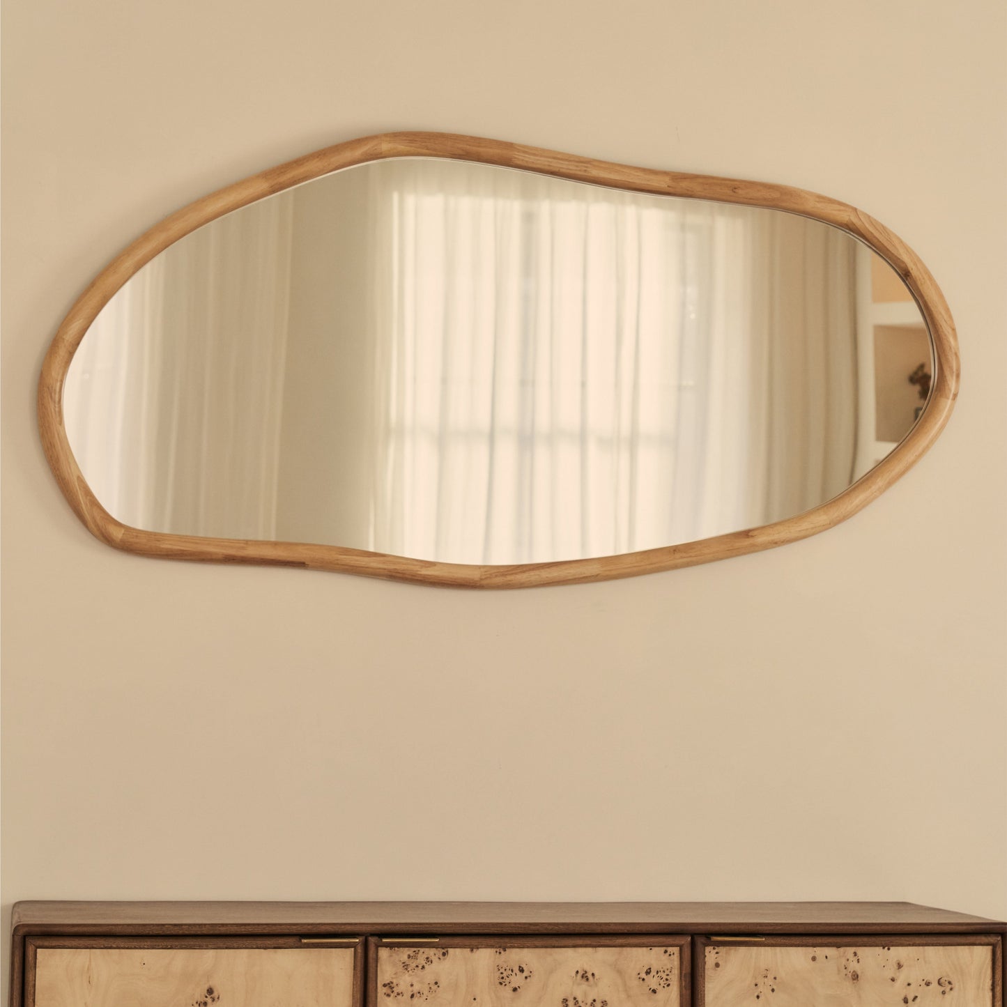 Aaliyah - Specchio da parete irregolare in legno chiaro 150 cm x 75 cm