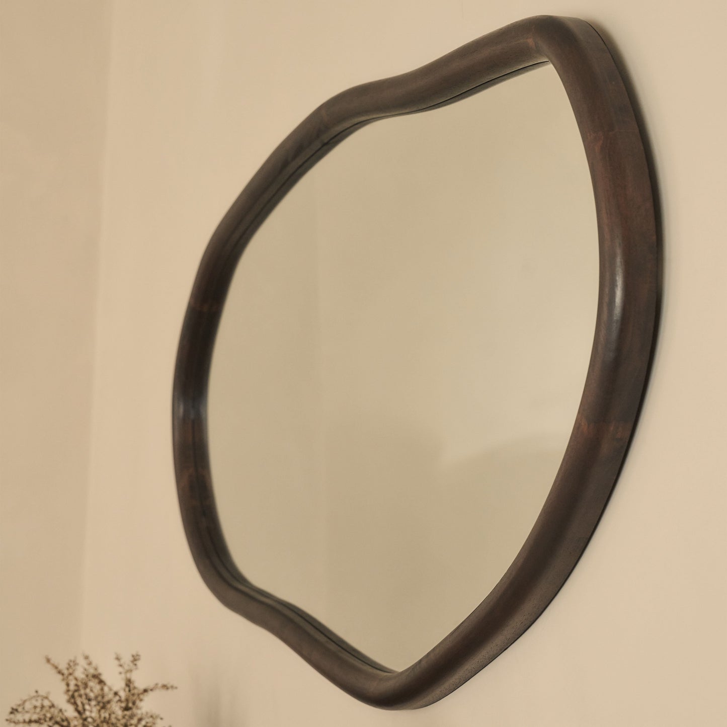 Aaliyah - Specchio da parete irregolare in legno scuro 150 cm x 75 cm