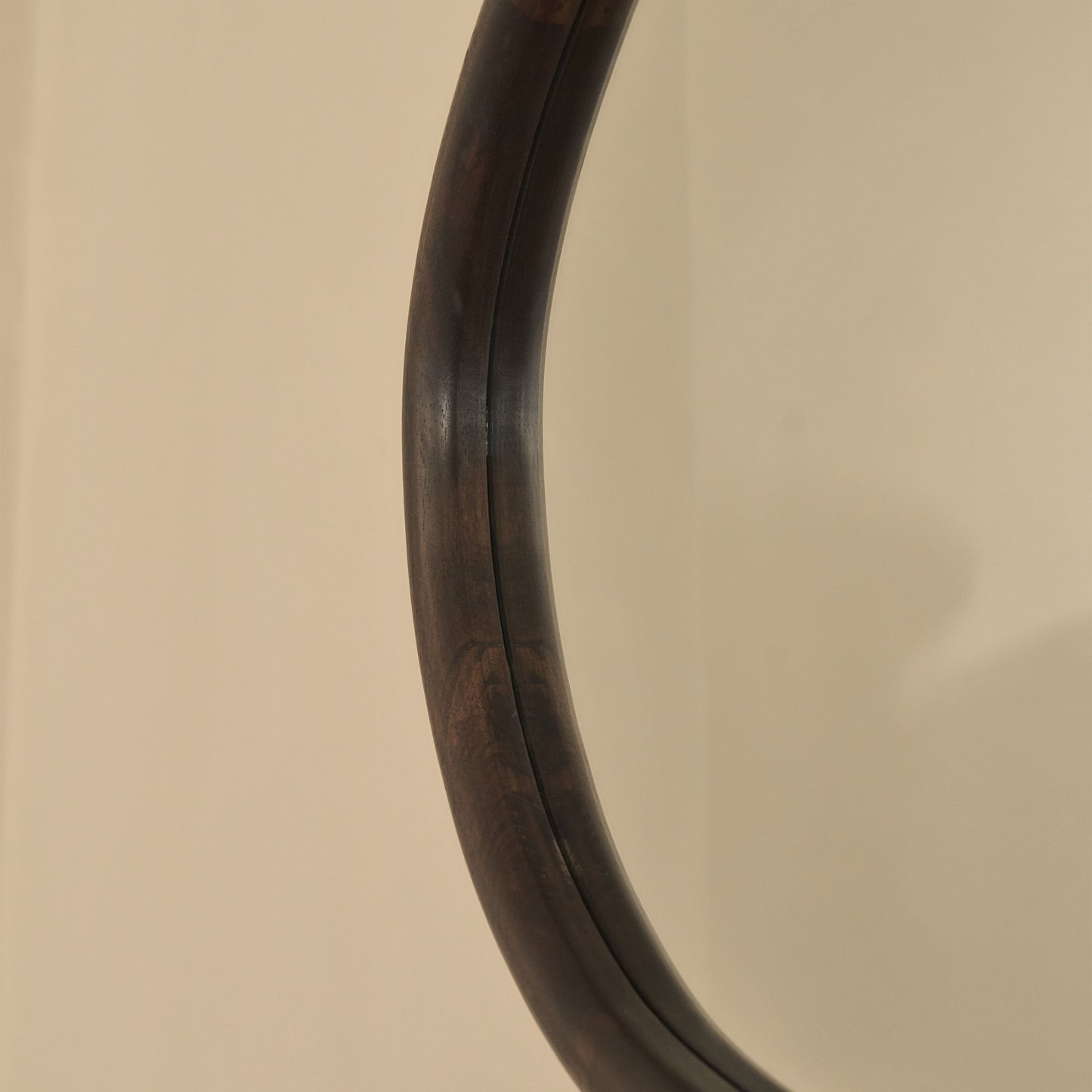 Aaliyah - Specchio da parete irregolare in legno scuro 150 cm x 75 cm