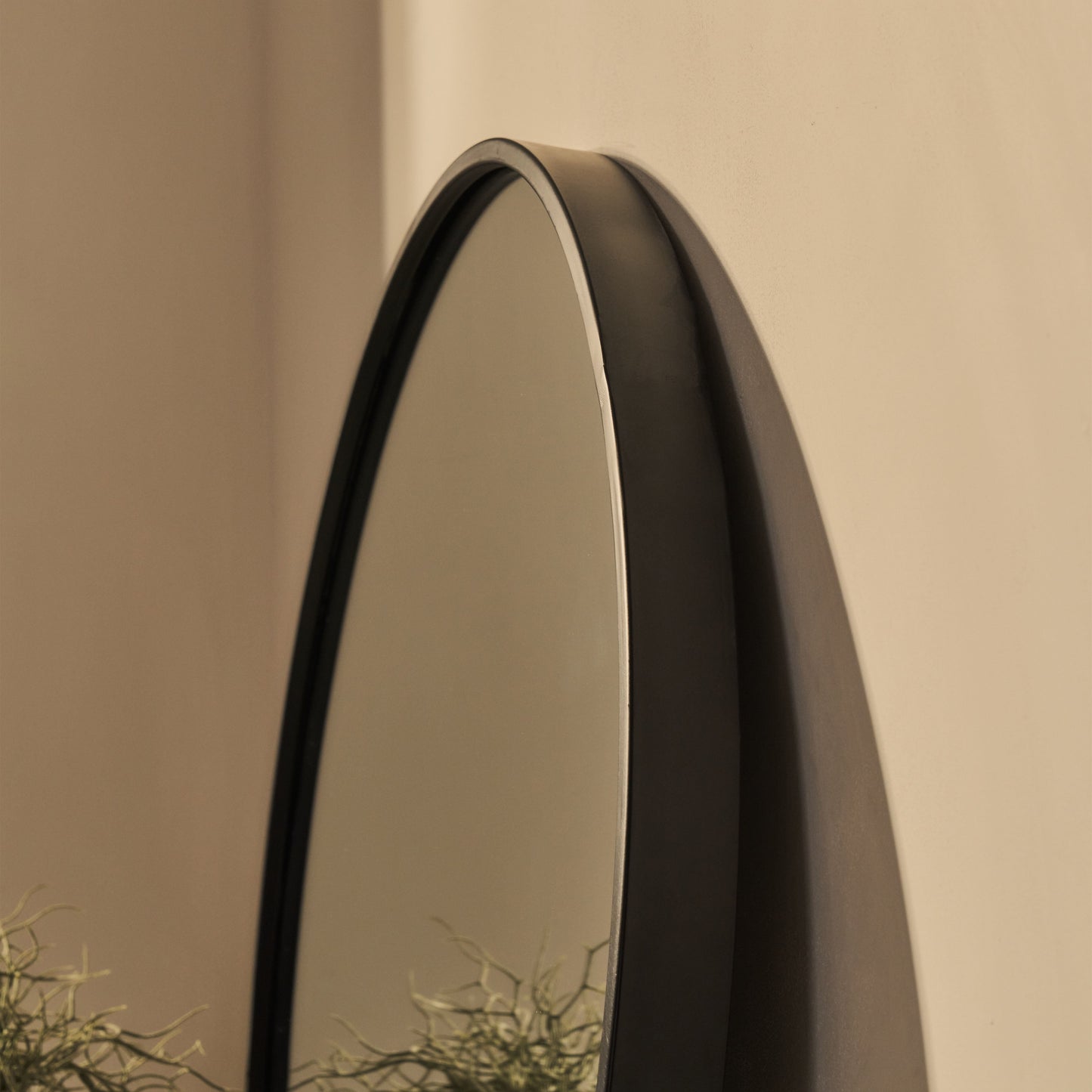 Metro - Specchio da parete rotondo in metallo nero 70cm x 70cm
