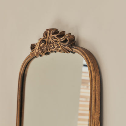 Amelia - Specchio a ritratto in metallo con arco dorato 100 cm x 64 cm