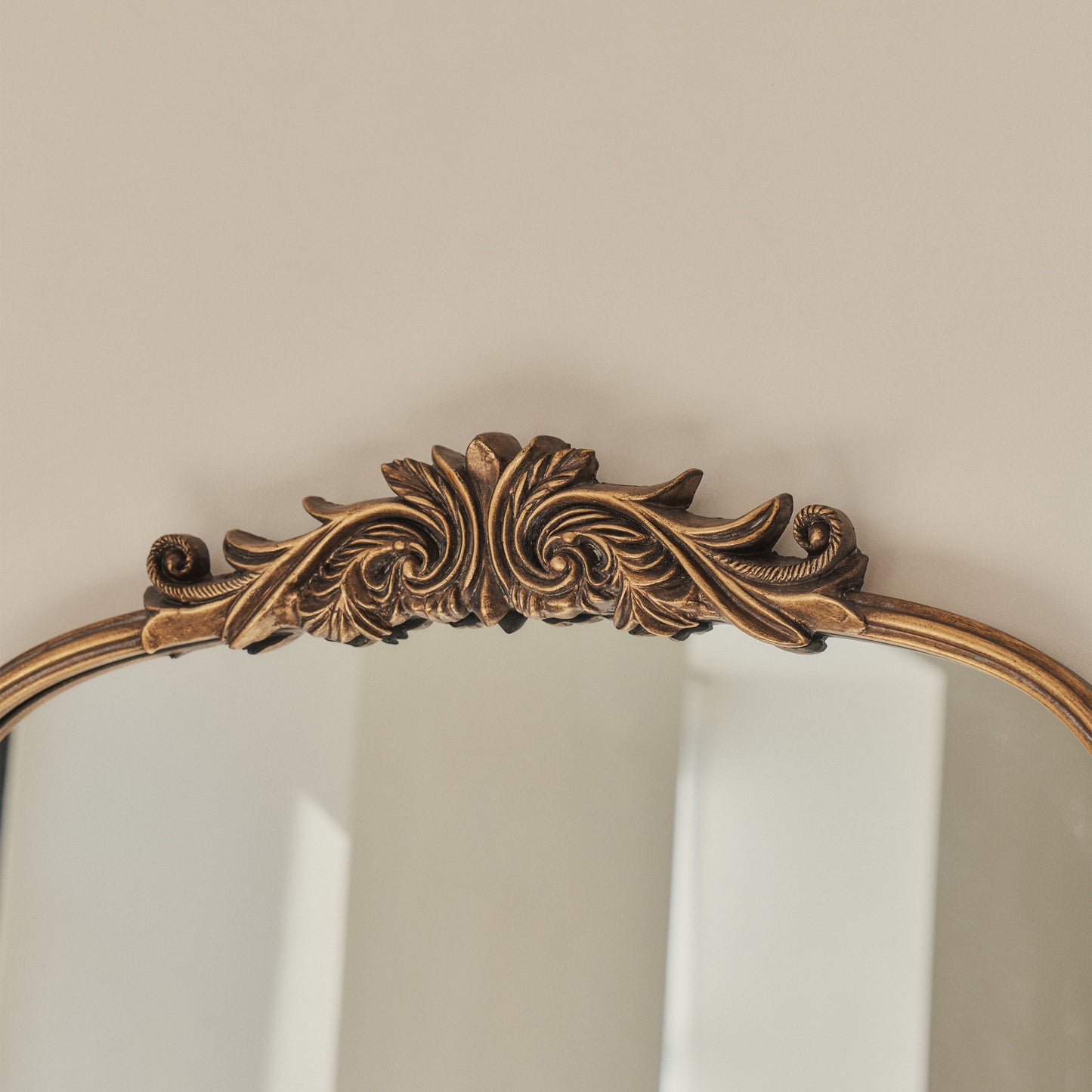 Amelia - Specchio a ritratto in metallo con arco dorato 100 cm x 64 cm