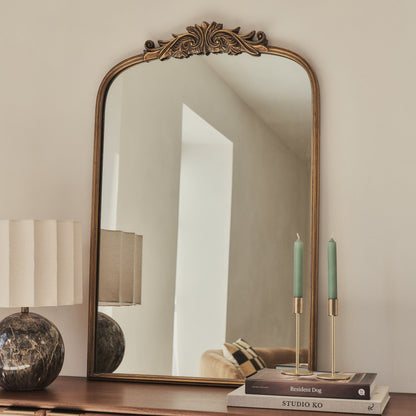 Amelia - Specchio a ritratto in metallo con arco dorato 100 cm x 64 cm