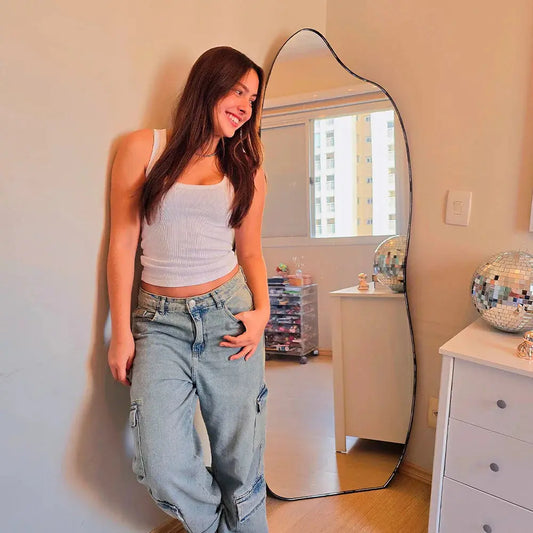 Specchio da Terra Organico Ondulato a Figura Intera - Design Moderno a Fuoco - 160x55cm