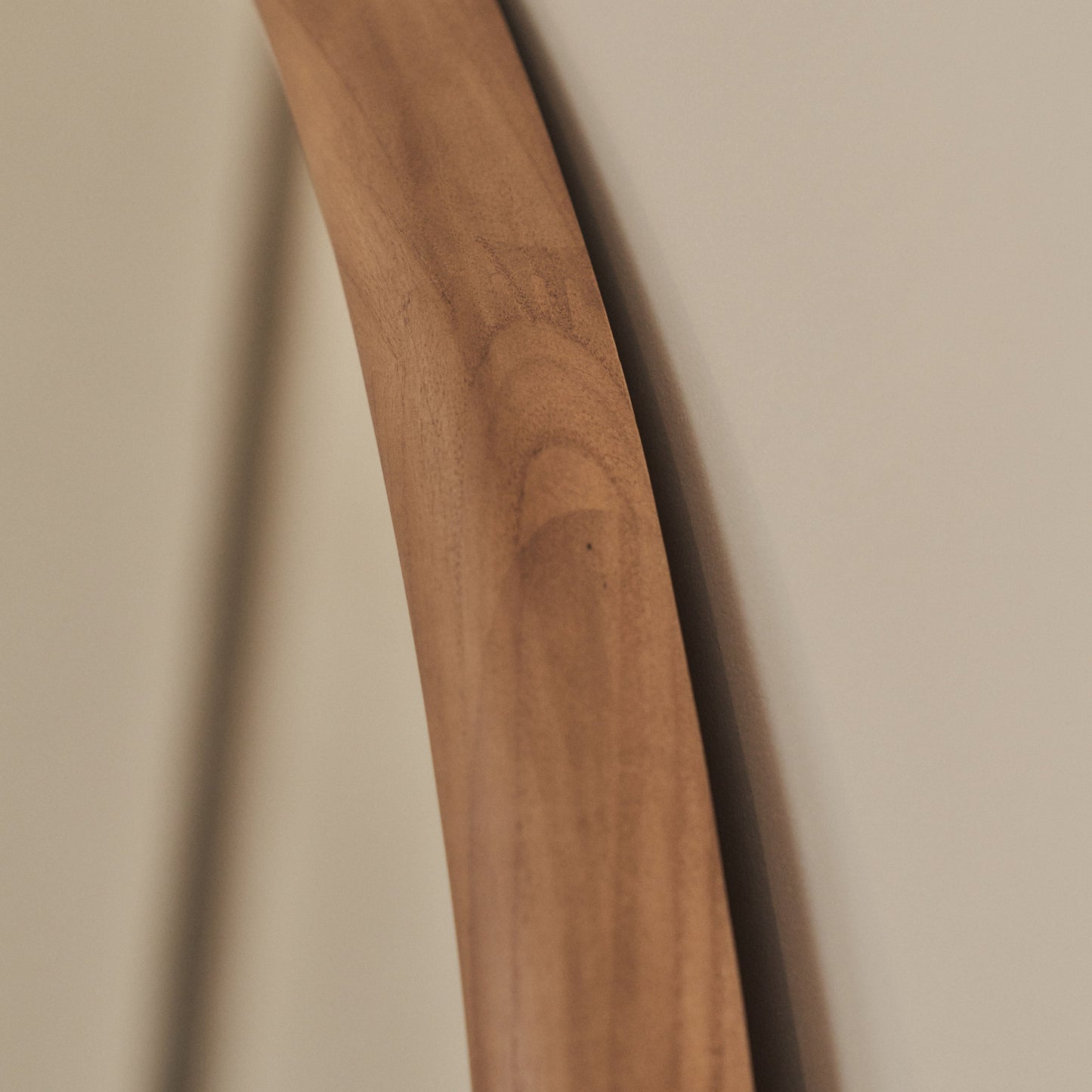 Amora - Grande specchio da parete rotondo in legno caldo 100 cm x 100 cm