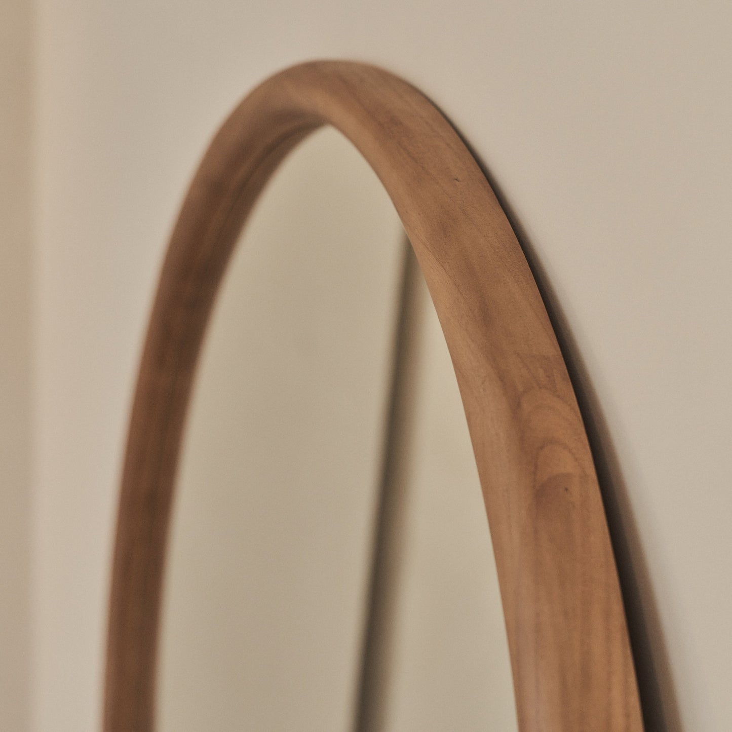 Amora - Grande specchio da parete rotondo in legno caldo 100 cm x 100 cm