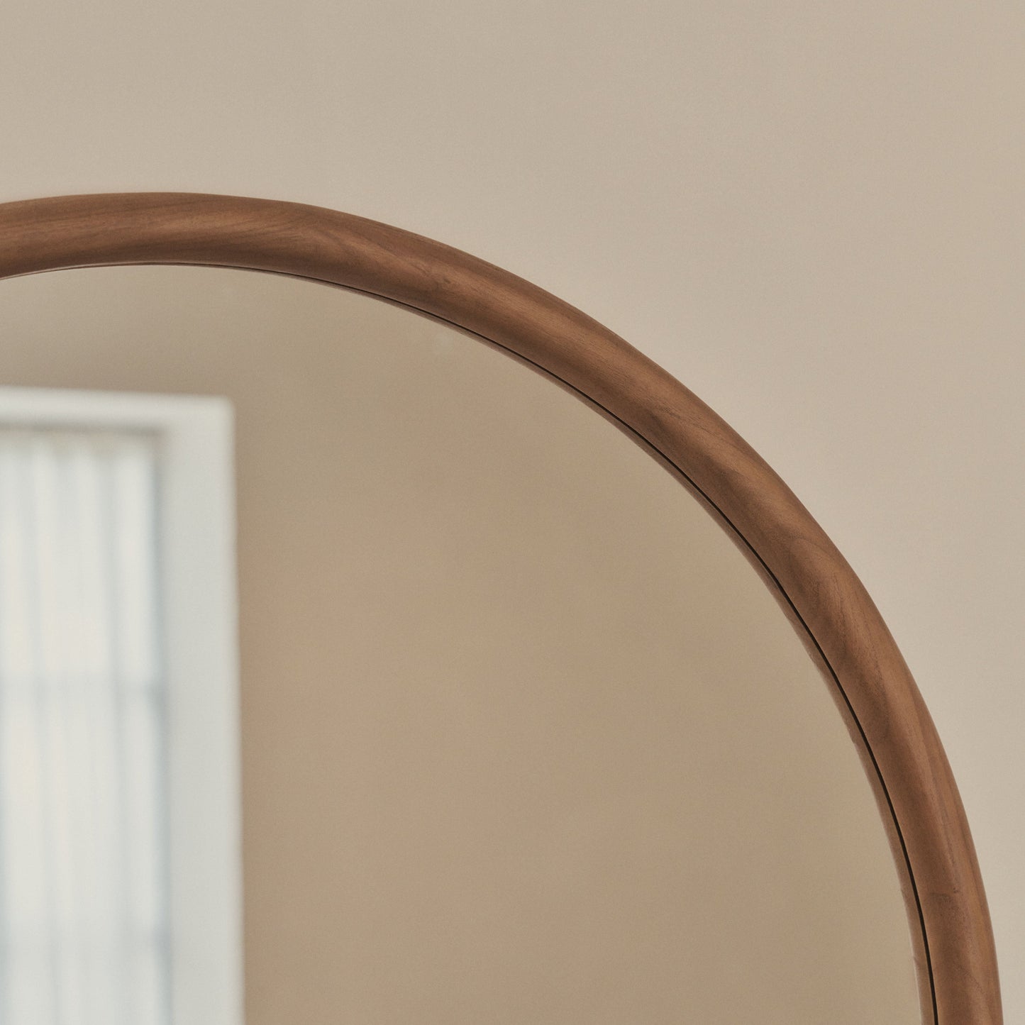 Amora - Grande specchio da parete rotondo in legno caldo 100 cm x 100 cm