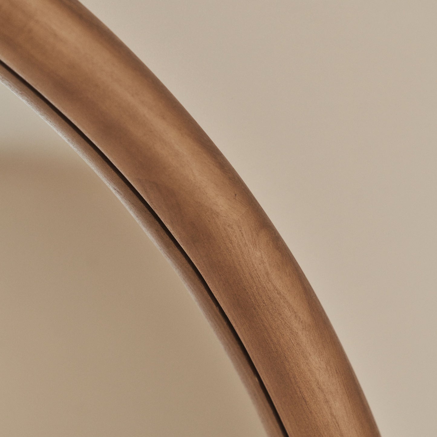 Amora - Grande specchio da parete rotondo in legno caldo 100 cm x 100 cm